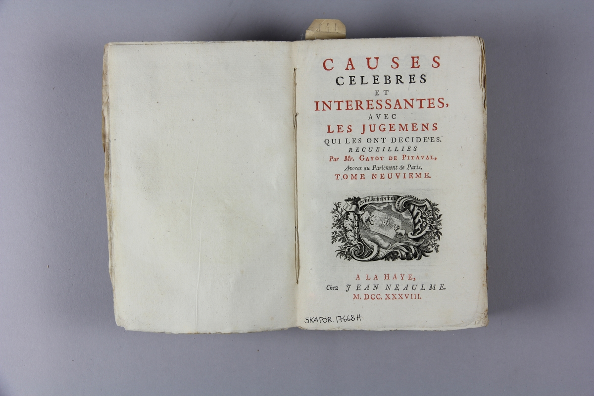 Bok, häftad, "Causes celèbres et interessantes", del 9, tryckt 1738 i Haag.
Pärm av marmorerat papper, oskuret snitt. Blekt rygg med pappersetikett med volymens namn, oläsligt, och samlingsnummer. Anteckning om inköp.