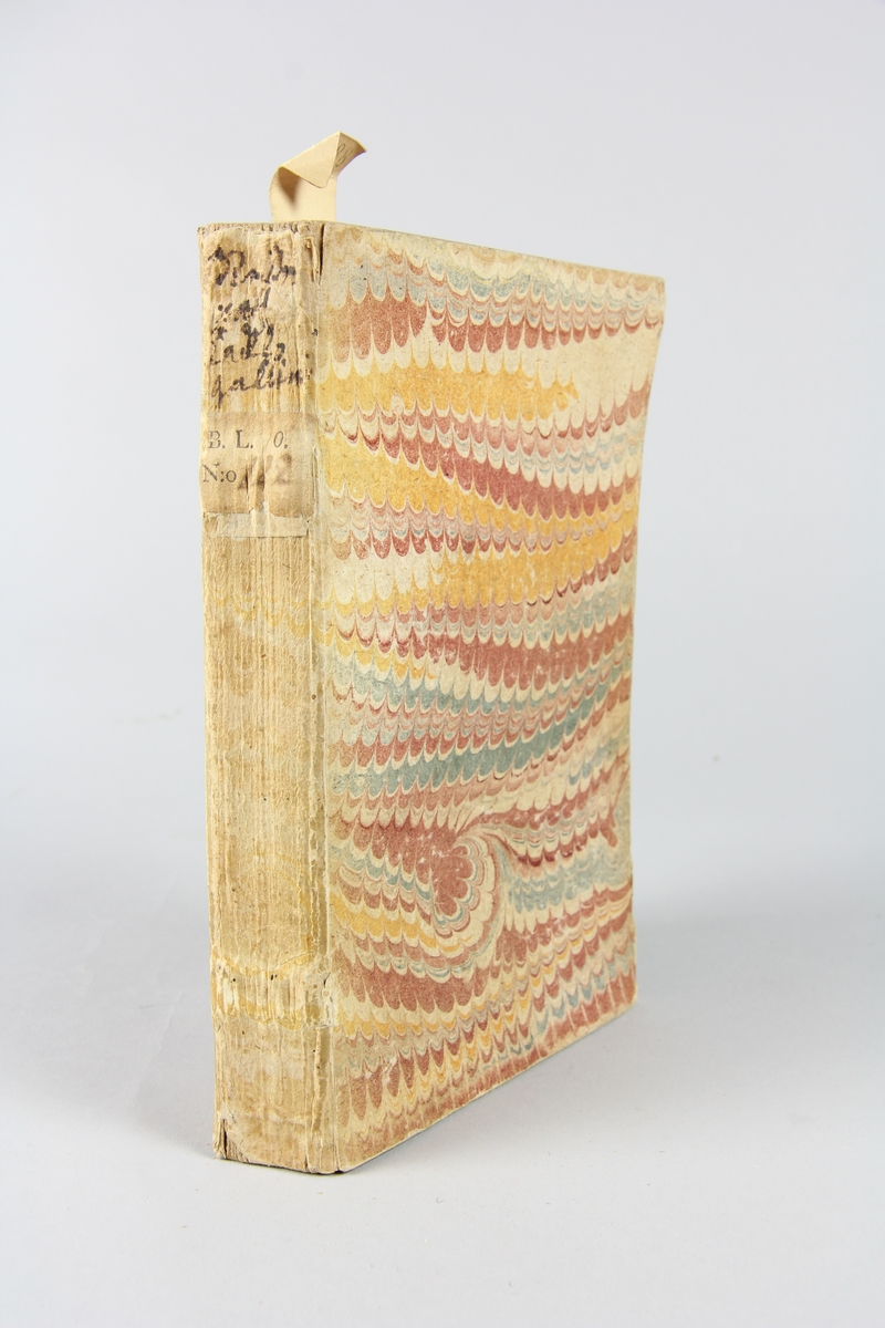 Bok, pappband, "Capitain Samuel Brunts Reise nach Lacklogallinien", tryckt i Leipzig 1735.
Pärm av marmorerat papper, skurna snitt. På ryggen etiketter med titel och samlingsnummer.