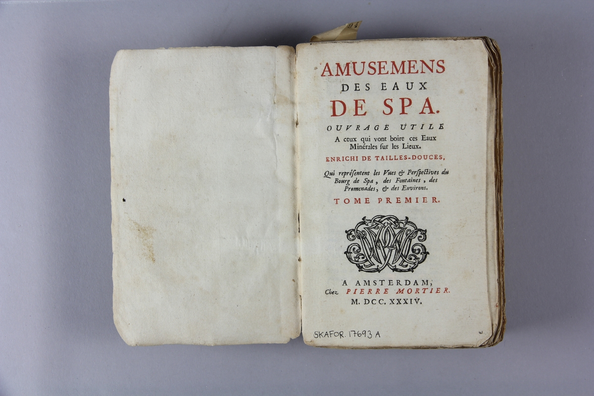 Bok, häftad, "Amusemens des eaux de Spa", del 1, tryckt i Amsterdam 1734.
Pärm av marmorerat papper, oskurna snitt. Ryggen skadad. Illustrerad med kopparstick.