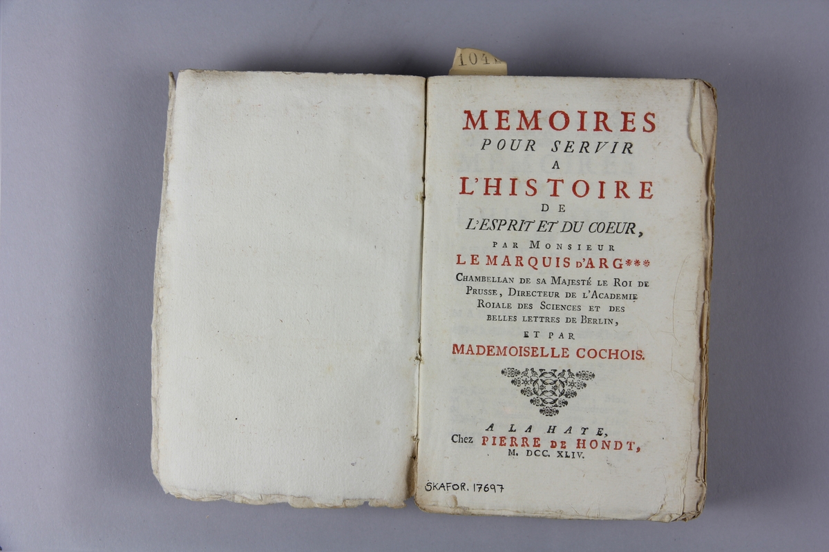 Bok, häftad, "Mèmoires pour servir à l´histoire de l´esprit du coeur", tryckt i Haag 1744.
Pärm av marmorerat papper, oskurna snitt.  Blekt rygg med etikett med titel och samlingsnummer.