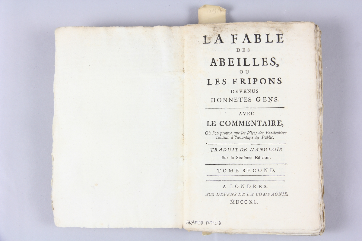Bok, häftad, "La fable des abeilles, ou les fripons", del 2, tryckt i London 1740.
Pärm av marmorerat papper, oskurna snitt. På ryggen klistrade pappersetiketter med volymens namn och samlingsnummer. Ryggen blekt.