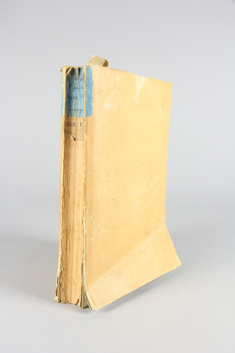 Bok, häftad "Napoleon Bonaparte und das französische Volk". Pärmar av gulbrunt papper. Rygg med tryckt titel samt etikett med samlingsnummer.