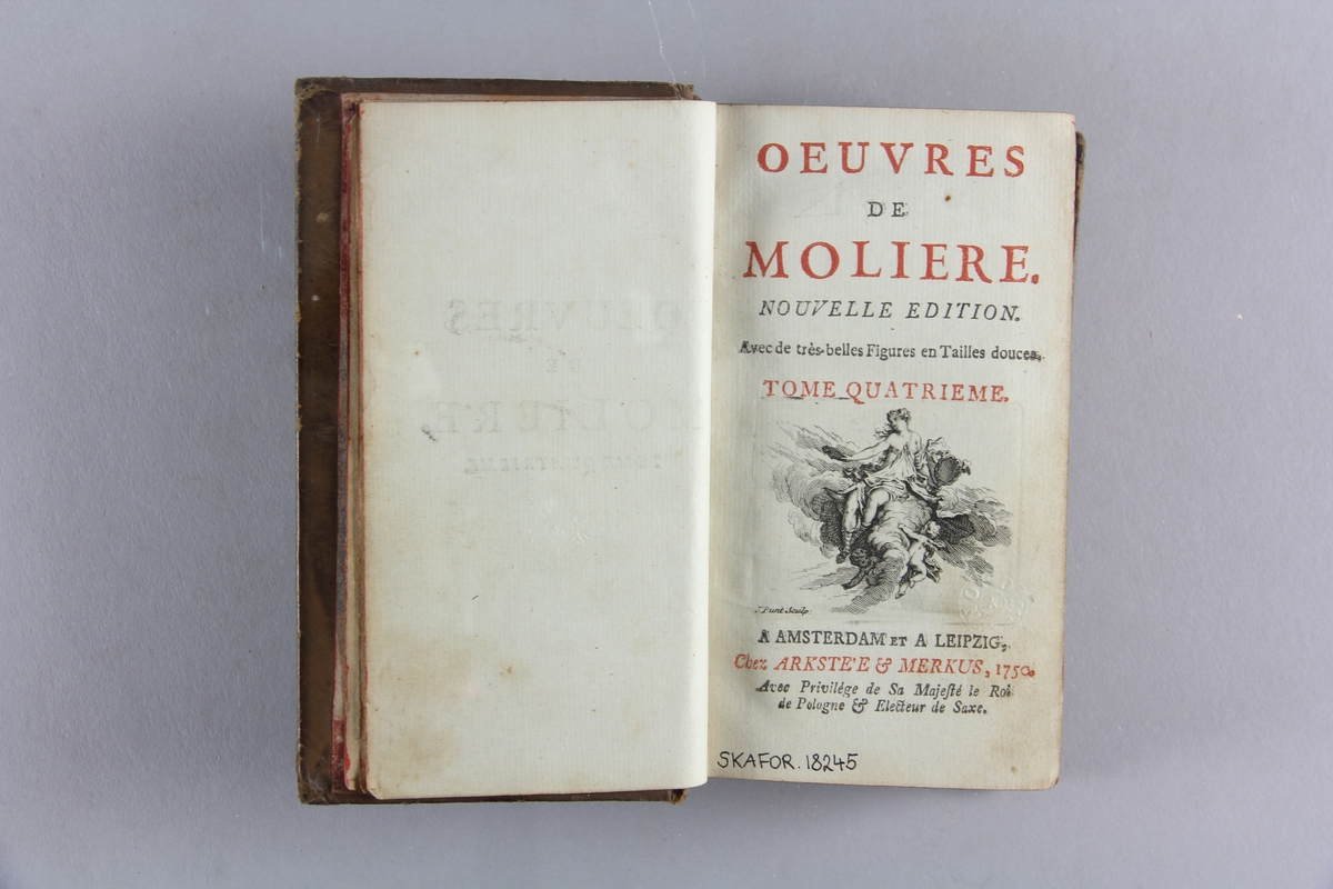 Bok, "Oeuvres de Molière", del 4. Skinnband med guldpräglad rygg, fält med titel och volymnummer. Marmorerat papper på pärmarnas insidor. Rött snitt.