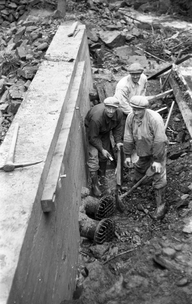 Tre bilder trolig fra anleggsarbeide for Skreia Vannverk september 1953. To av personene er identifisert. Med bilde nr. 1 som referanse: Fremst til høyre står Leif Hørland. Til venstre for han er Einar Myrsveen, mens mannen bak ikke er identifisert.