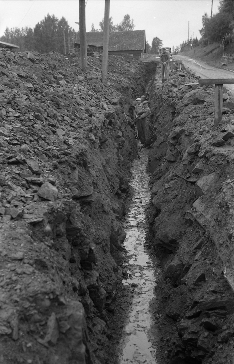 Trolig grøftegraving fra anleggsarbeide for Skreia Vannverk september 1953. Mennene er ikke identifisert.