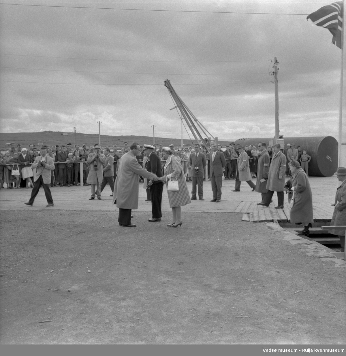 Vadsø juli 1959. Kongebesøk. Vadsø havn, dampskipskaia. Prinsesse Astrid hilser på ordfører Anders Aune, kong Olav står til høyre for Astrid