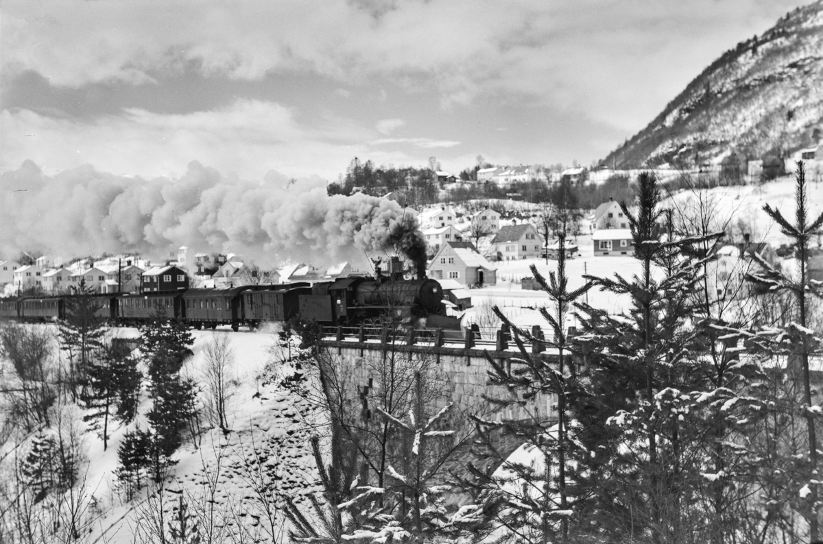 Ekstra påsketog fra Bergen retning Oslo Ø, tog 7650, ved bru over Strandeelva, øst for Voss. Toget trekkes av damplokomotiv type 31b nr. 431.