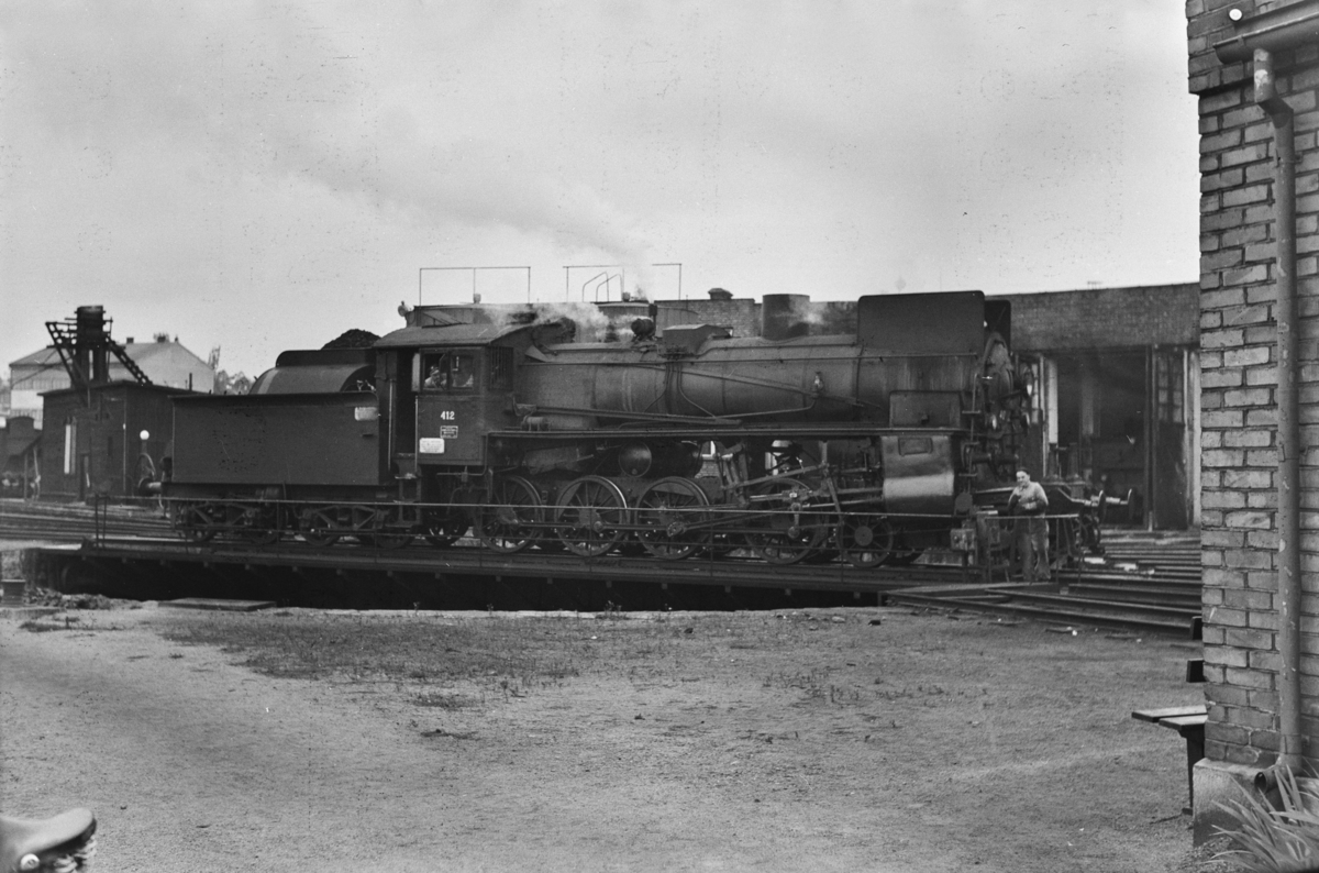 Damplokomotiv type 26c nr. 412 på svingskiven ved lokomotivstallen på Hamar stasjon.