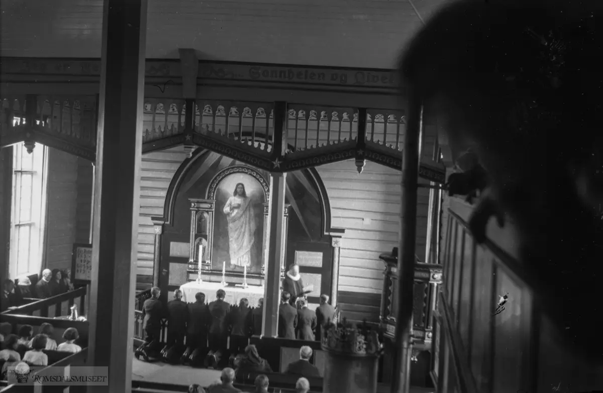 Interiøret i Kleive kirke etter 1933..Bilde viser slik altertavlen og interiøret ble etter restaureringen i 1934.