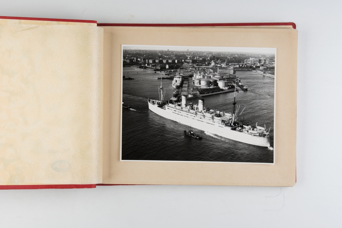 Fotoalbum med fotografier av besetningsmedlemmer fra D/S 'Stavangerfjord', og skipets siste reise i november 1963.