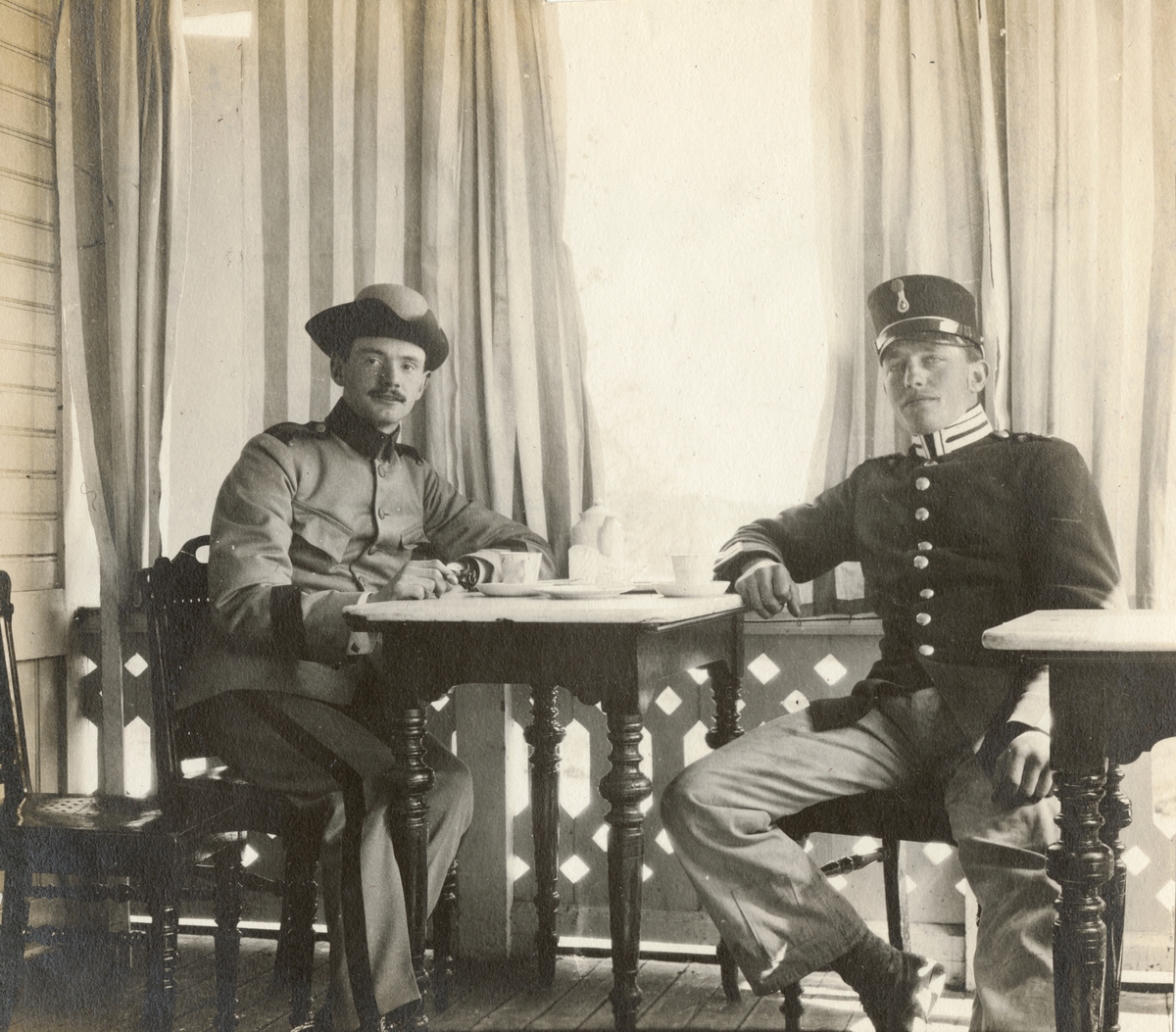 Två soldater vid kaffebord.