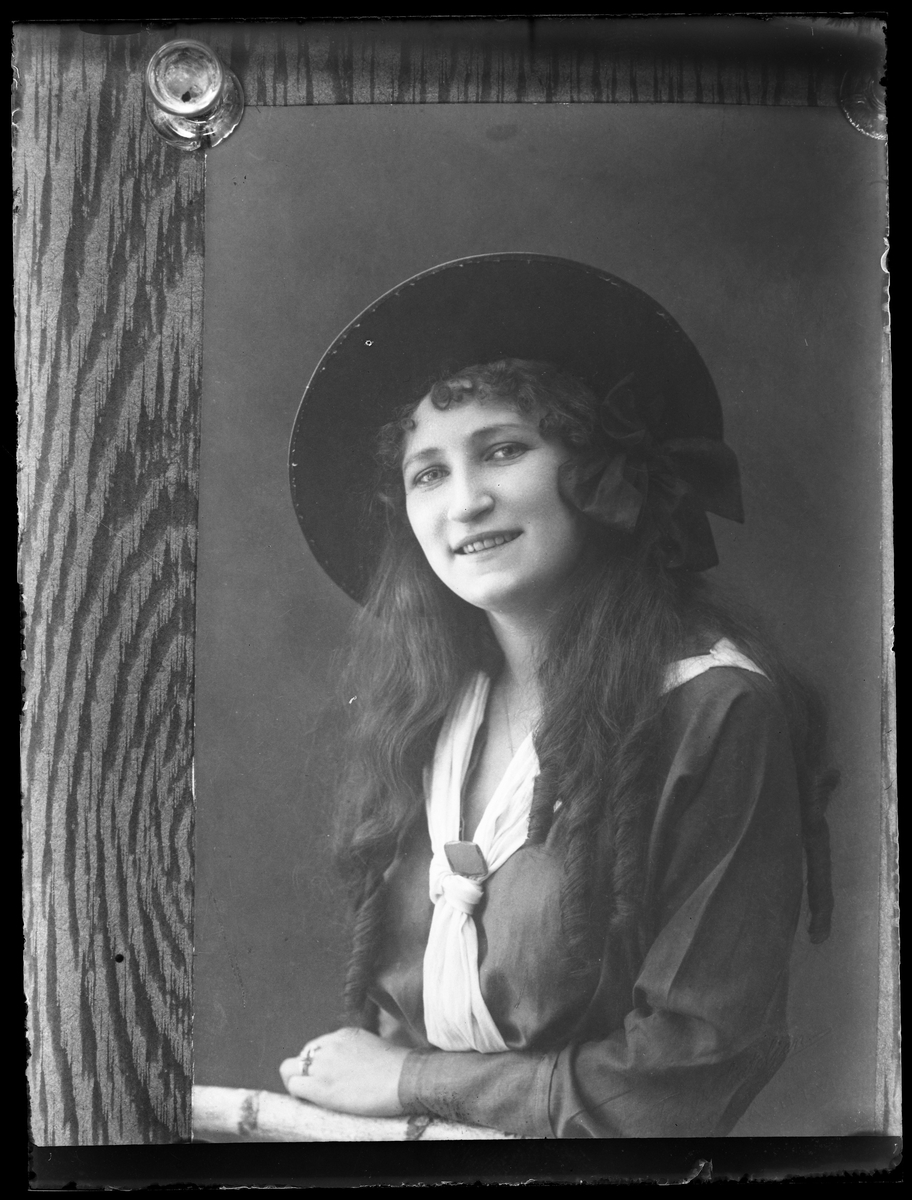 Avfotograferat foto (reprofoto) föreställande Rosa Wrobello i svart hatt leende mot kameran.