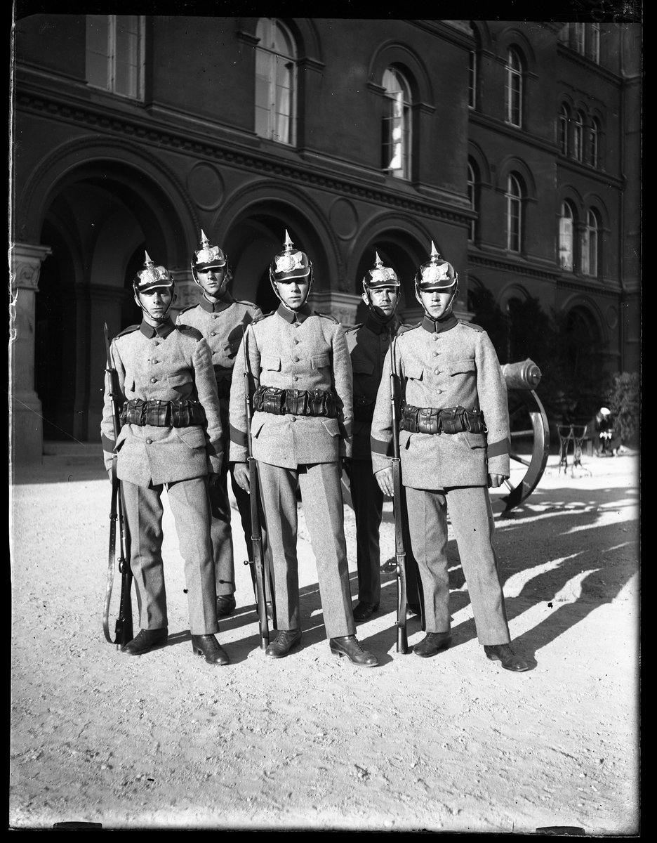 Exerciskamrater på kasernvakt i grå uniformer.