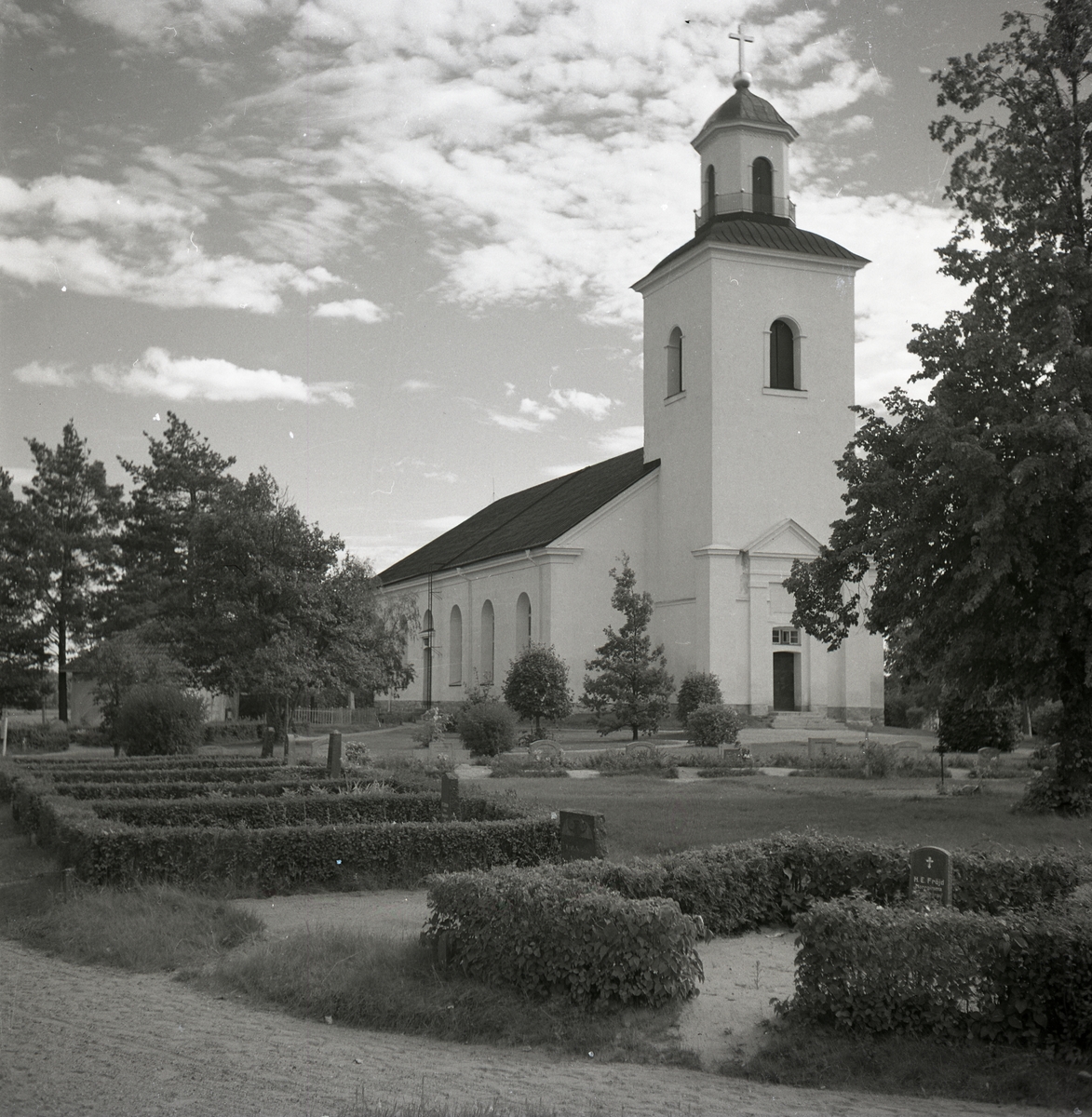 Bergsjö kyrka med kyrkogården framför kyrktornet.