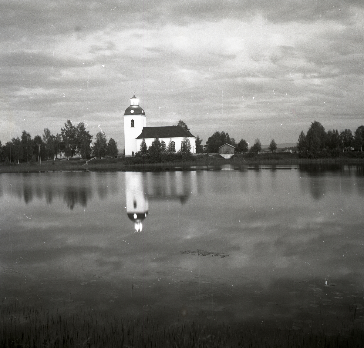 Ytterhogdals kyrka med starkt ljus i kyrktornet, 1954.