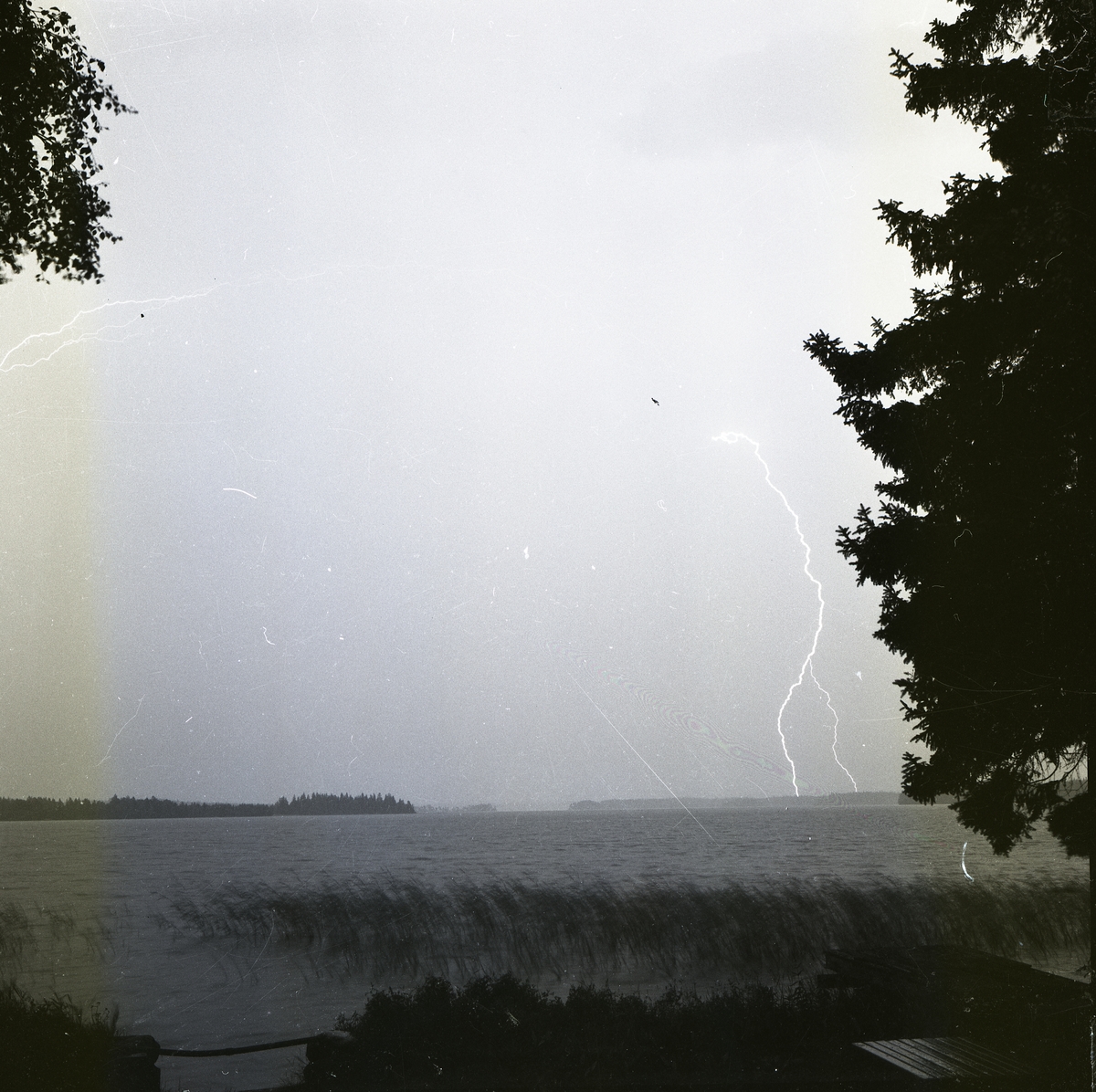 En blixt slår ner bakom Helgasjön den 1 augusti 1963.