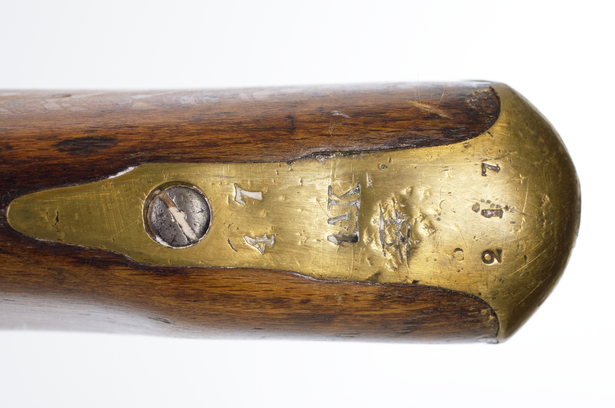 Armégevär, ombyggt från flintlås till slaglås, s.k. reparationsmodell. Vapnet har detaljer från M/1791, M/1815-20 och M/1849, serie 217. Geväret är ovanligt kort, kan därför ha brukats som studsare för jägarenheter. Framstocken har två band, det främre är ett enkelt näsband med kappa där även rembygeln är infästad. Kolven har en kraftig kolvhals. Bakplåten av mässing går upp över kolvryggen och slutar med en spets. Varbygel, sidobleck och pipband är tillverkade av mässing. Laddstocksrännan är grund, och laddstocken skjuts genom näsbandet in i rännan. Pipan är rund och under mynningen finns en bajonettklack. På dess översida, bakom och inskjutet i näsbandet, sitter det avlånga kornet. Ståndsiktet är tillverkat ihop med svansskruven. Pipan är slätborrad med en innerdiameter på 18,5 mm.
Inskrivet i huvudkatalog 1974.