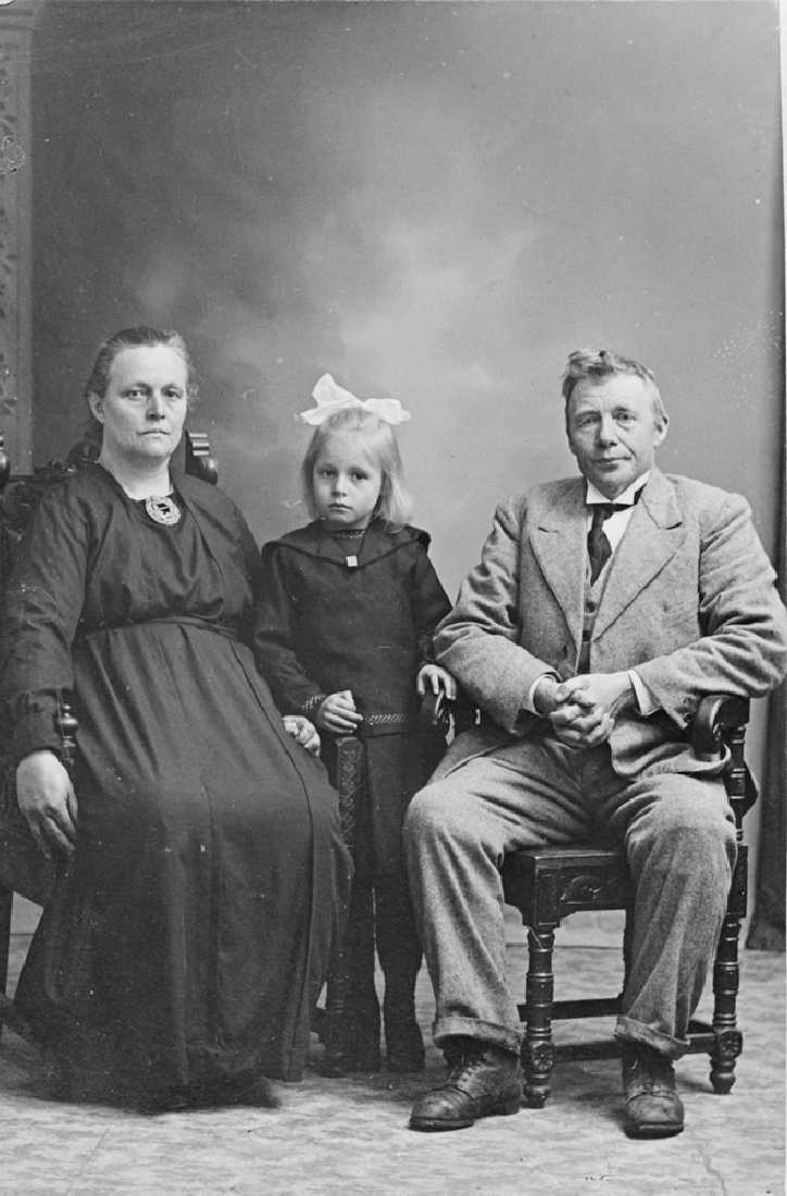 Leirfjord, Kviting. Familiebilde tatt hos fotograf. F.v.: Emma Jåstad(f. 1878), Olaug Jåstad (f. 1916) og Lars Jåstad (f. 1871).
Bilde er brukt i Leirfjordkalenderen - februar 2002
