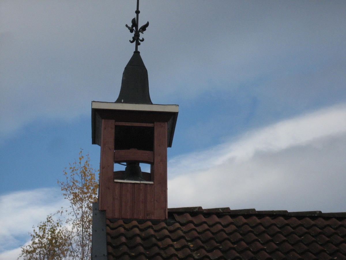 På gården Gaustad står klokketårnet på stabburet. Det er et forholdsvis enkelt klokketårn med et høyreist buet telttak. Klokketårn har lite eller ingen dekorasjoner. Tårnet er i god stand