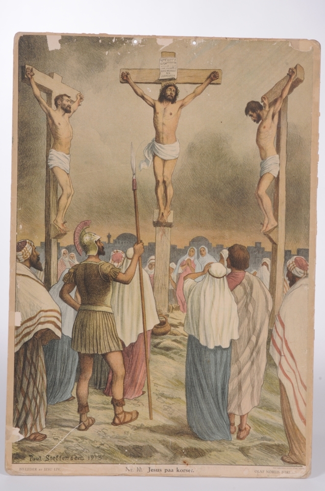 Jesus henger på korset med to medfanger, og mange folk som er rundt nede på bakken.