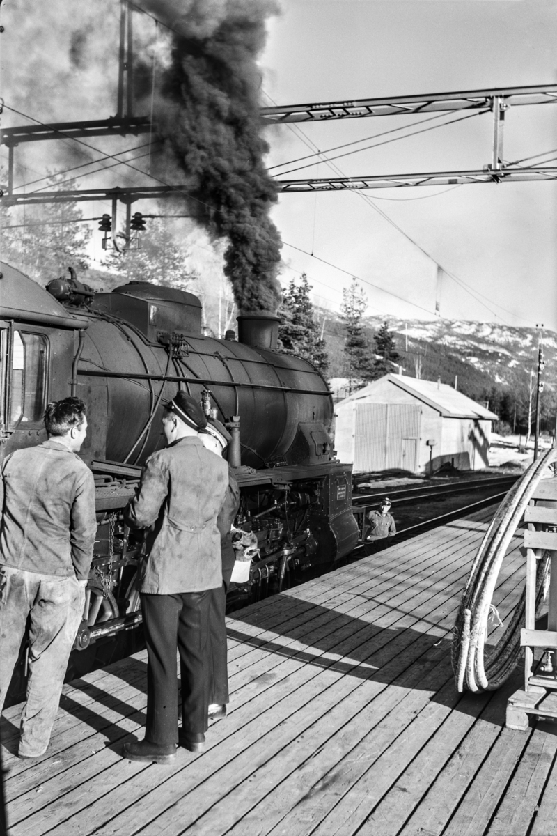 Togpersonalet i godstog 5532 ved damplokomotiv type 31b nr. 449 på Nesbyen stasjon.