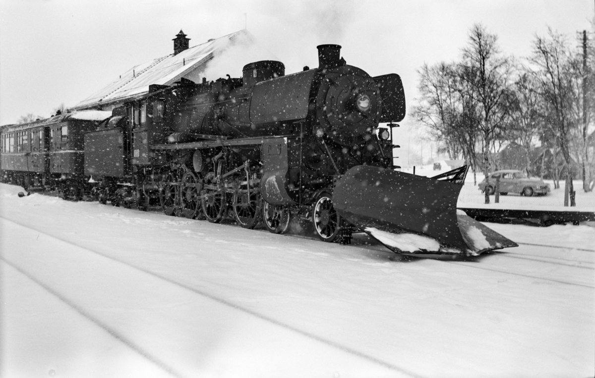 Dagtoget fra Trondheim til Oslo Ø, tog 302, på Røros stasjon. Toget trekkes av damplok type 26c nr. 432.
