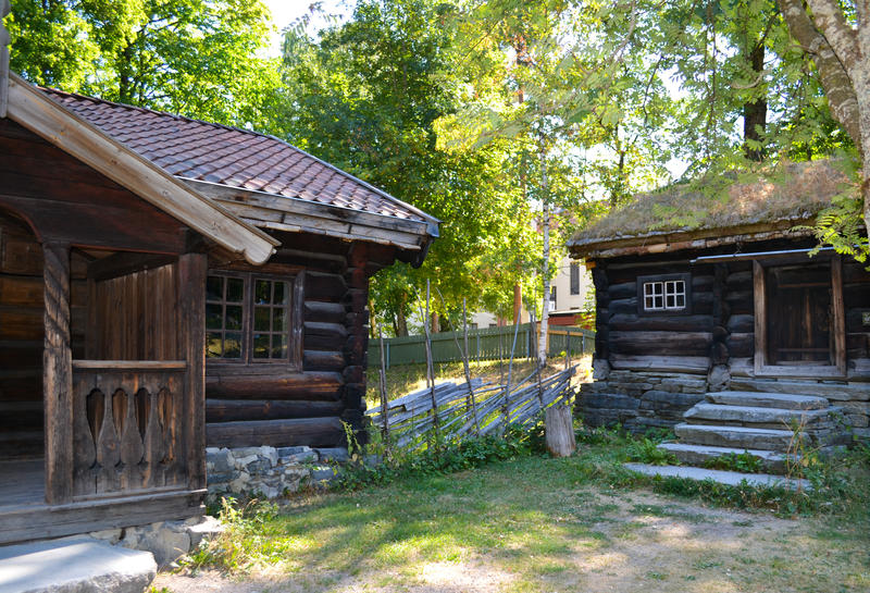 Tidenes bryllup på Norsk Folkemuseum, fra Hallingdalstunet med tømmerbygninger i grønne omgivelser