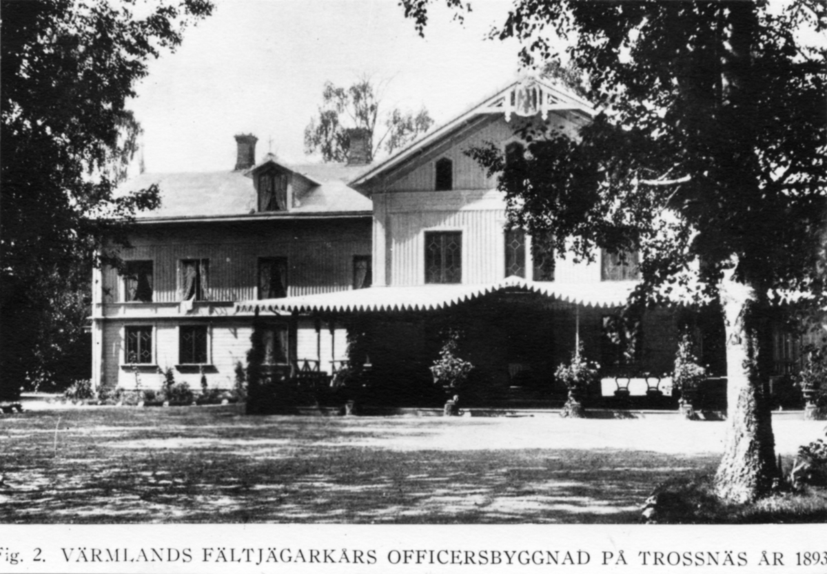 Exteriör av officersbyggnad på Trossnäs fält ca 1893. Avfotografering av bild ur tryck.