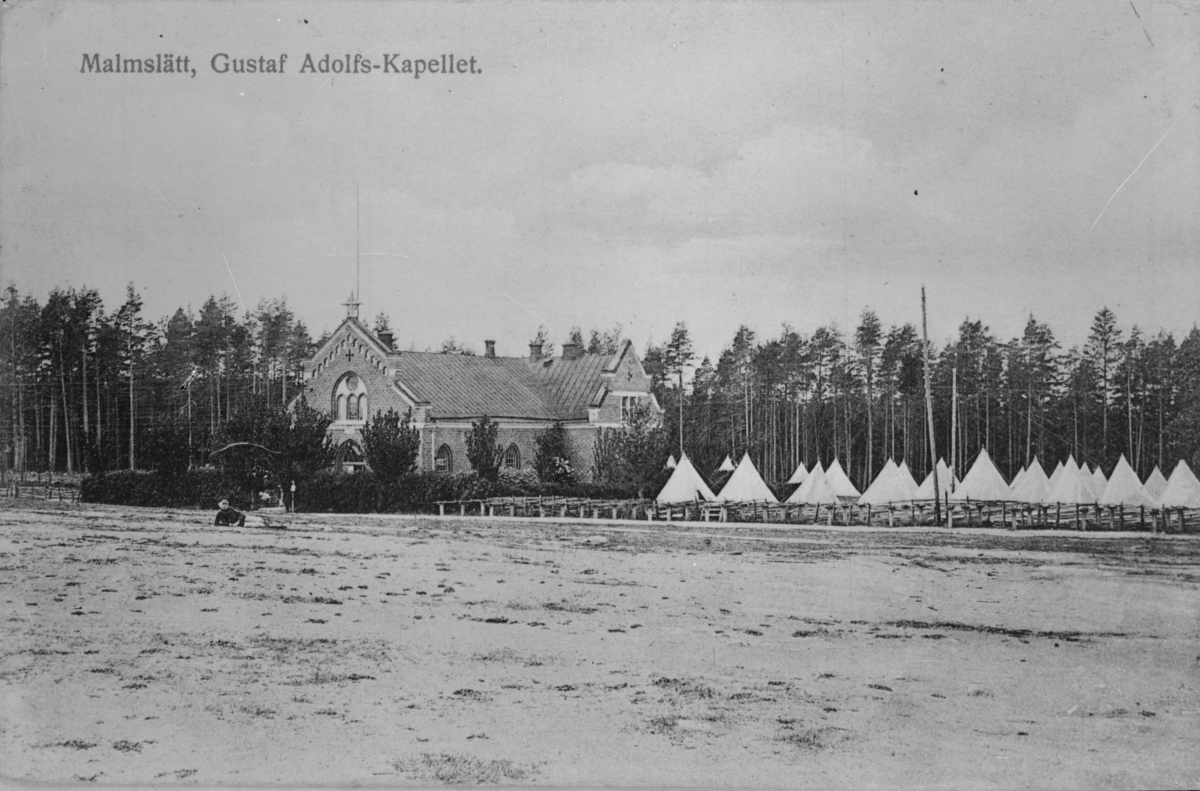Gustaf Adolfs kapell, Malmslätt. Militärtält bredvid. Soldat på gräset framför. Avfotografering av vykort.