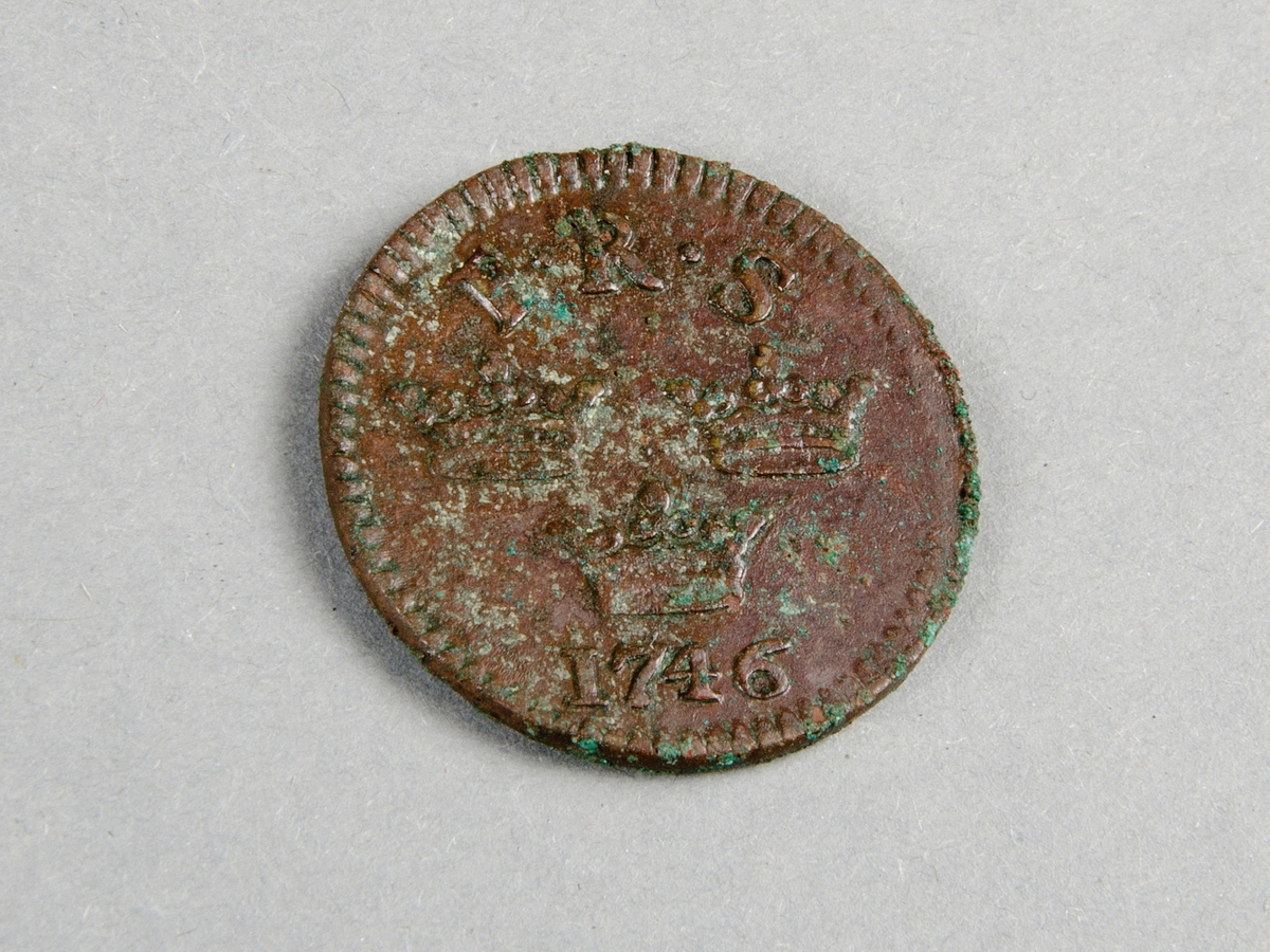 Mynt av koppar. 1 öre. Präglat i Avesta 1746 under Fredrik I regeringstid.