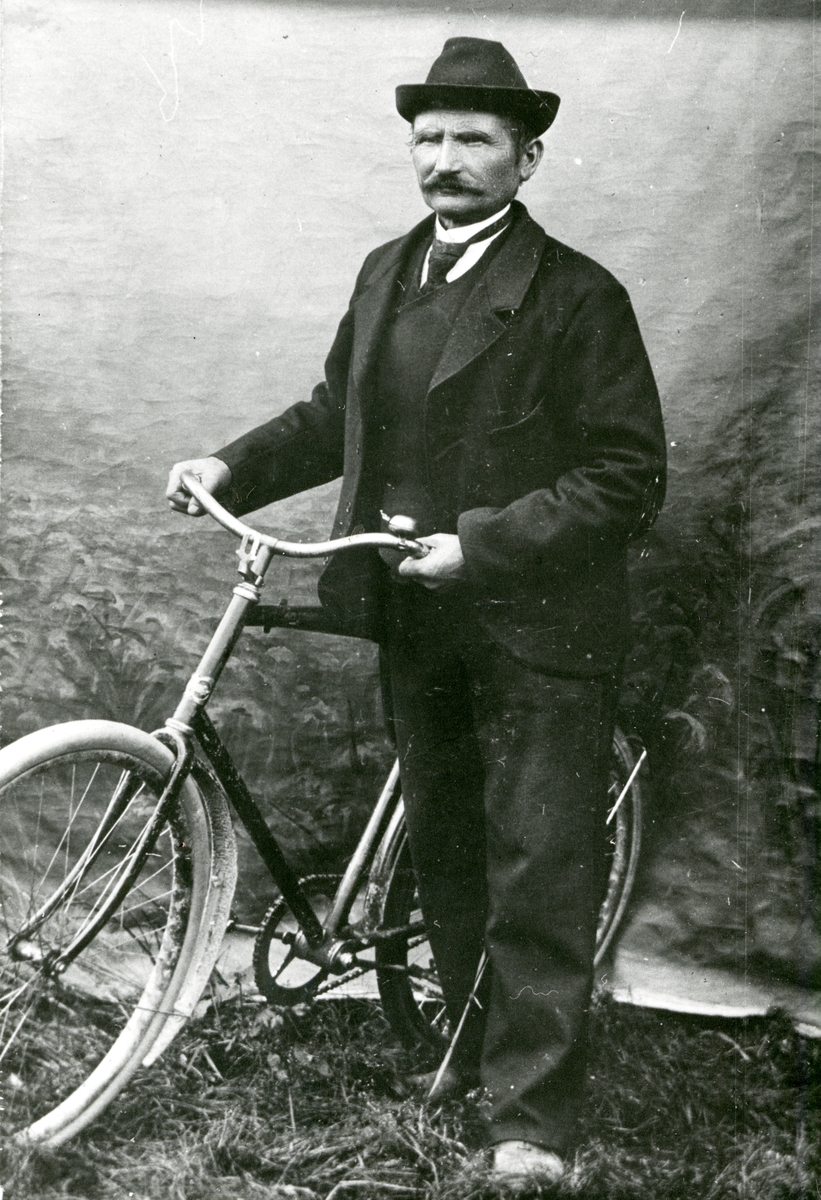 Knut O. Melbybråten med sykkel.