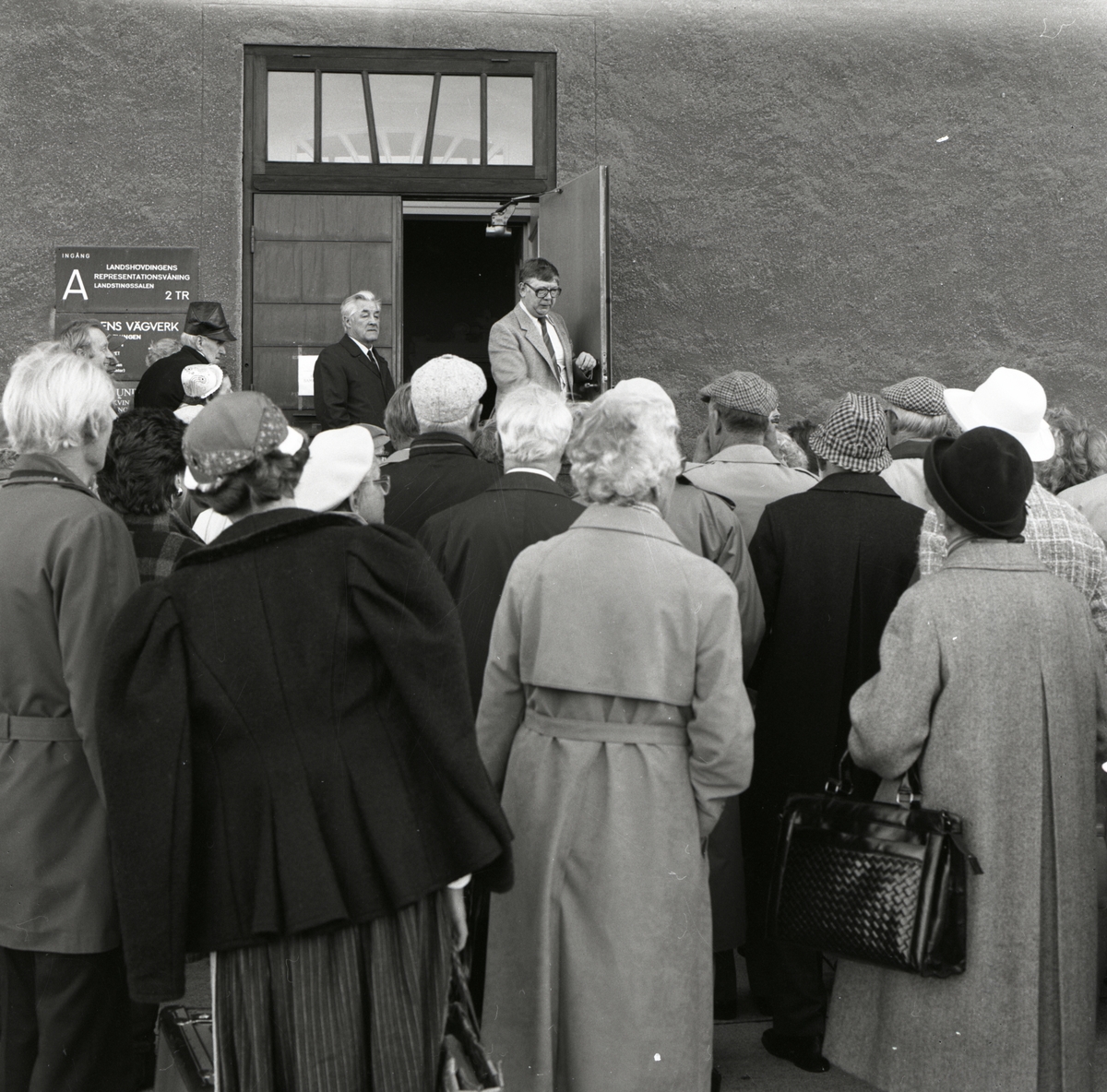 En folksamling lyssnar på en man som talar i Uppsala den 27 september 1986.