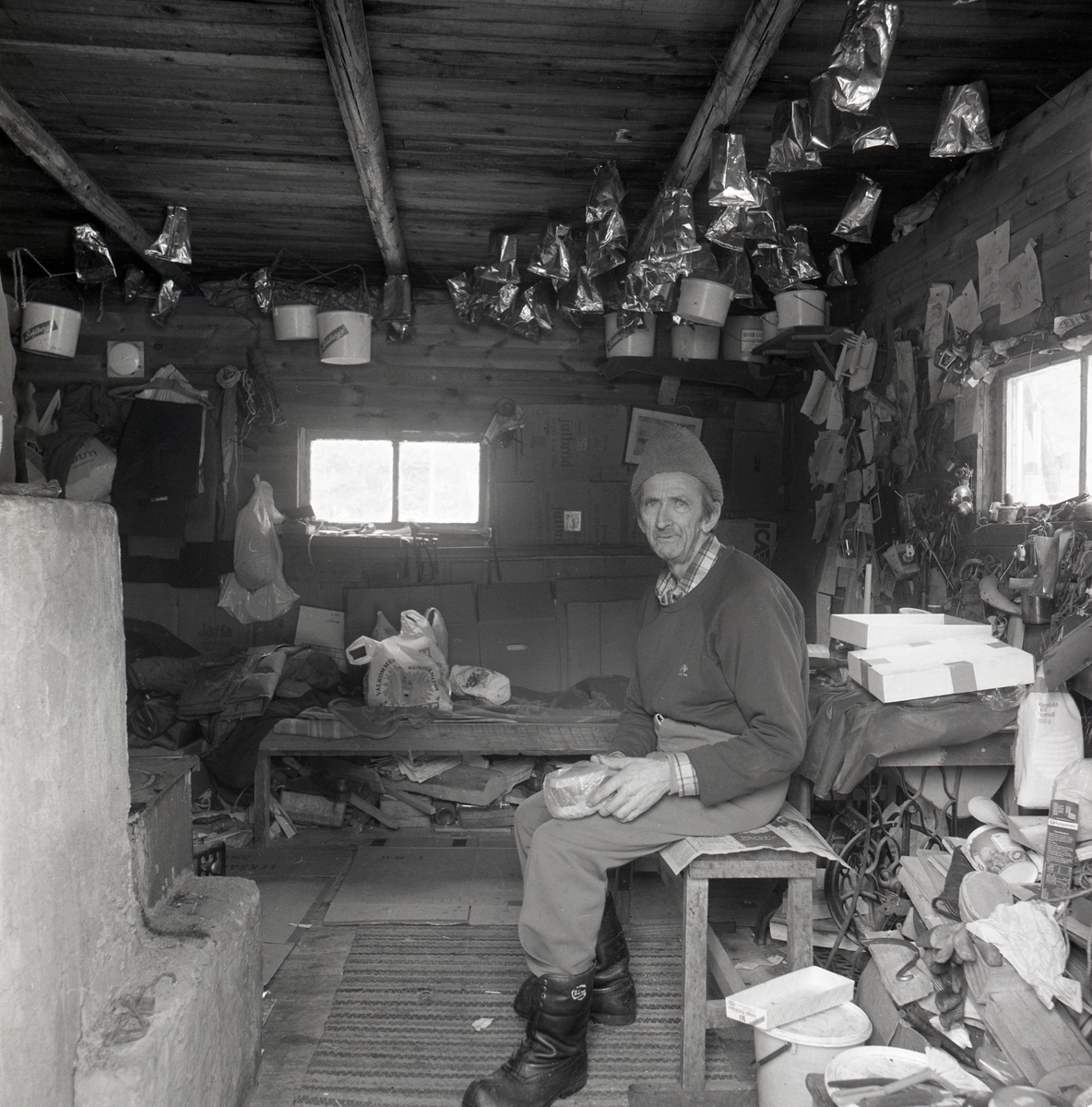 Jean Ludvig Rönnberg "Ludde i skogen", 
sitter i sin stuga i Vallsta den 11 mars 1986.