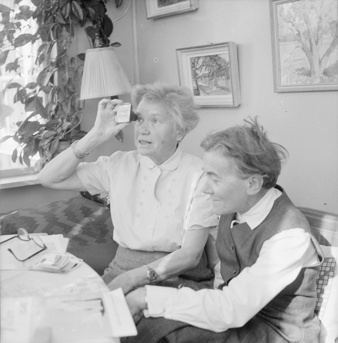 Ruth Svensson tillsammans med Toni Schmid efter hemkomsten från Indien, Uppsala 1959