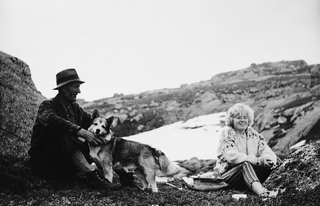 Jakob Vatnedal og Elisabeth Fjermestad (1942) med gjætarhund på veg for å sjå om sauene som er på sommarbeite i Sirdal.
