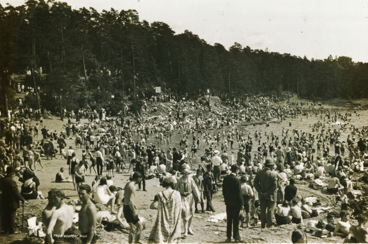 Mennesker på stranda.. - DEXTRA Photo / DigitaltMuseum