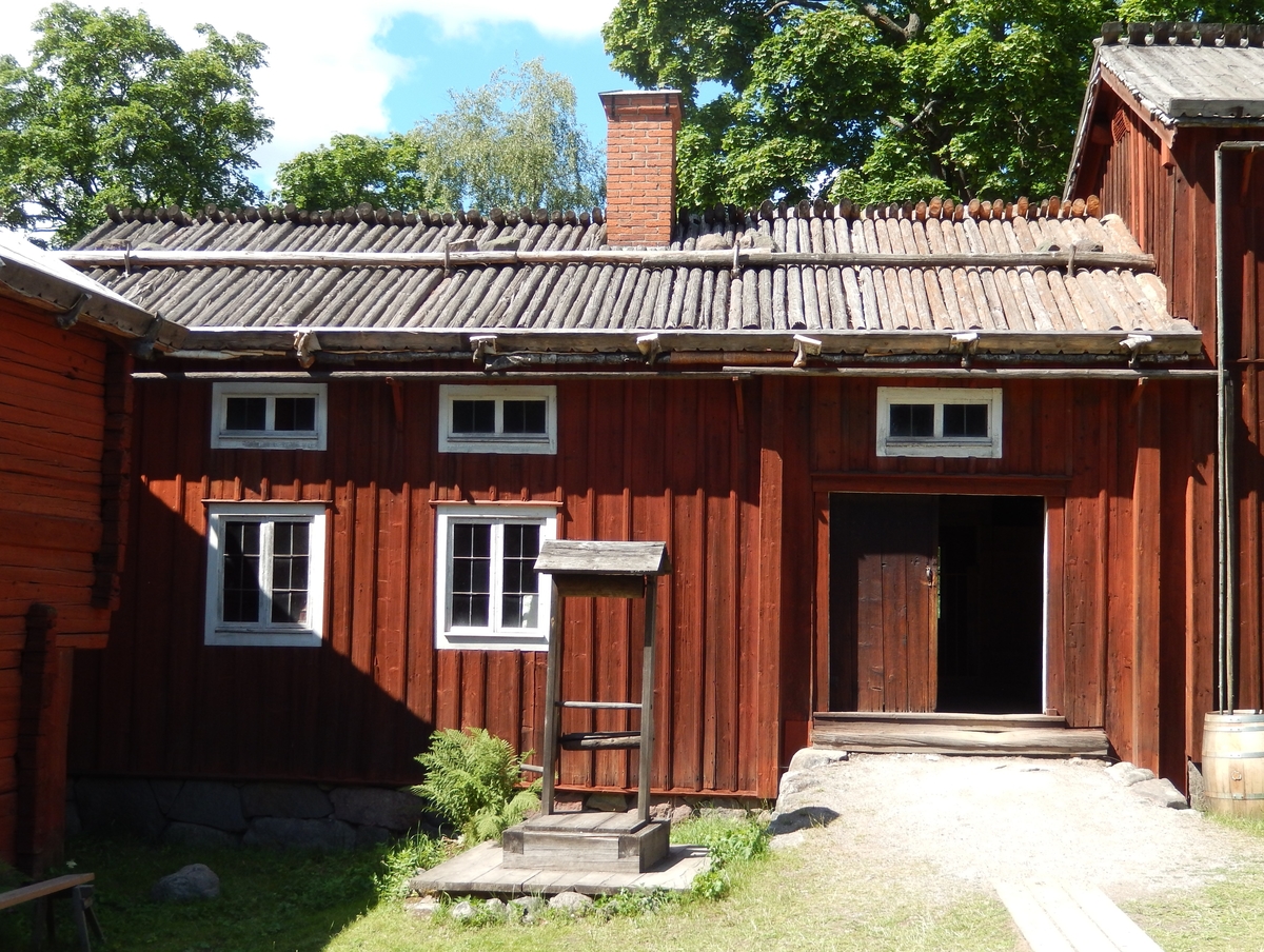 Fähuset (fäxet) är timrat i en och en halv våning, klädd med stående locklistpanel. Taket är ett sadeltak, med tätskikt av näver samt takved.

Fähuset kommer från Gåsbacka by, Delsbo socken i Hälsingland. Det uppfördes på Skansen under åren 1939-1940.