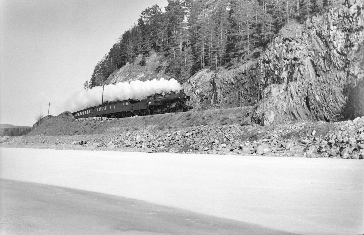 Tog fra Lillehammar til Oslo Ø, tog 322, ved Furuberget mellom Jessnes og Hamar. Toget trekkes av damplokomotiv type 30c nr. 469.
