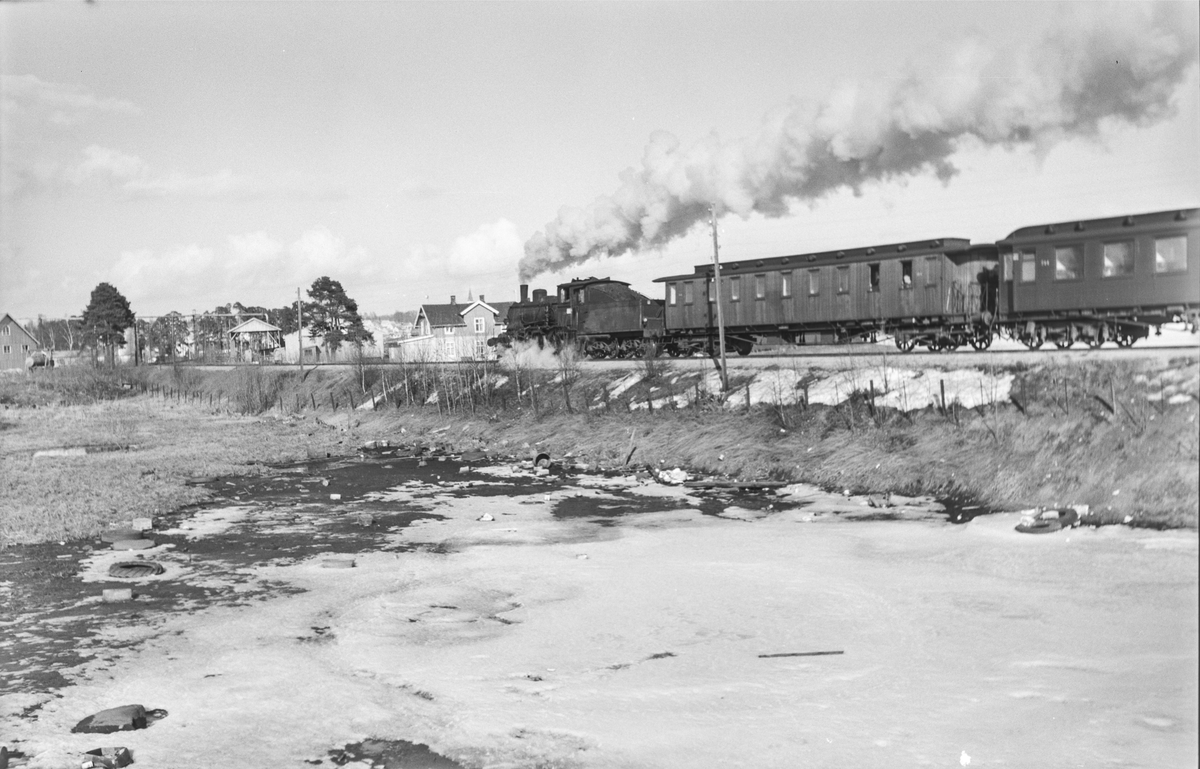 Tog 373 fra Hamar til Rena ved Åkersvika mellom Hjellum og Hamar. Toget trekkes av damplokomotiv type 27a nr. 297