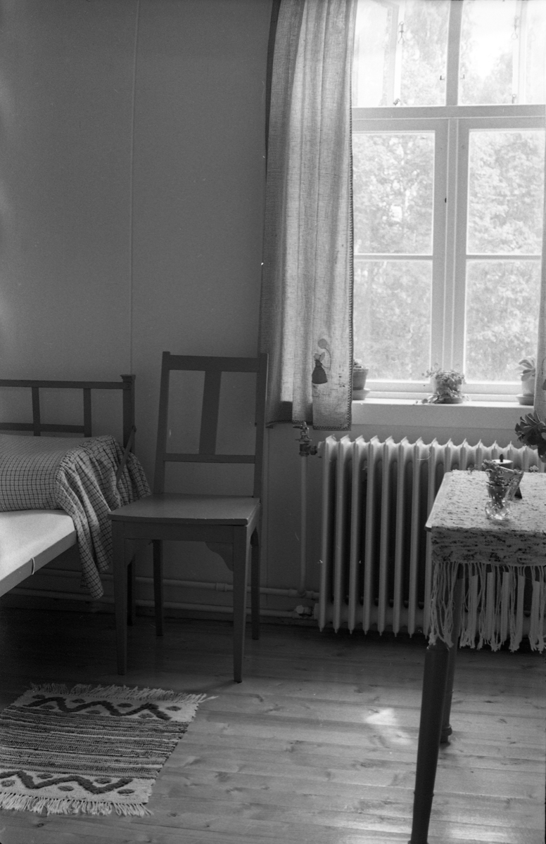 Seks interiørbilder, trolig internatrom ved daværende (juni 1954) Trogstad Skole i Totenvika.