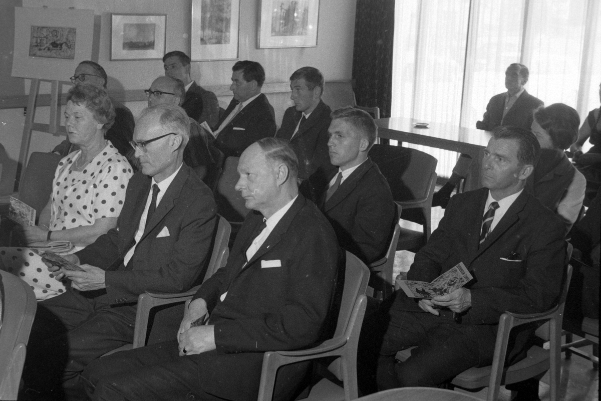 Publikum på åpningen til Widerbergutstillingen under Festspillene i 1966.