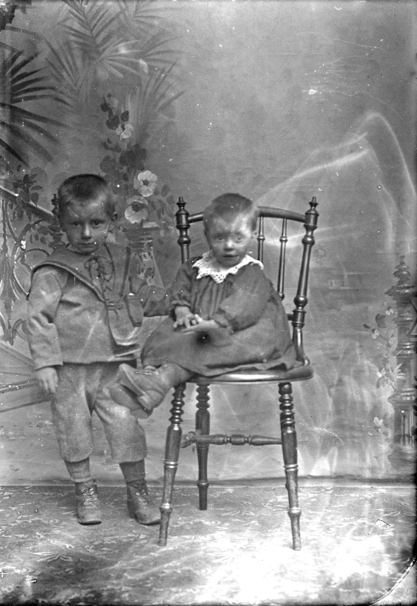 Portrett av to små barn til Johan Iversen