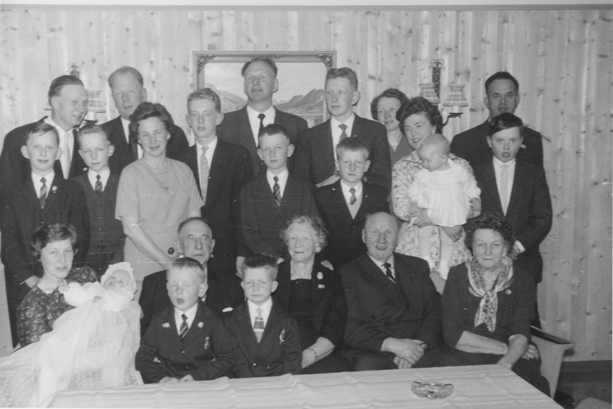 Familie- gruppebilde. Barnedåpen til Kari Helene Braate Ask på Bråte Gård i 1963.