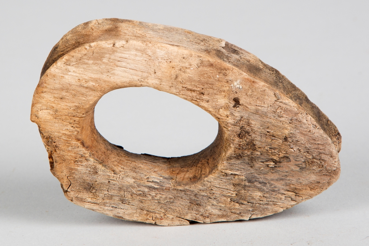 Form: Oval
En del av kause, til å stramme tauverk med.