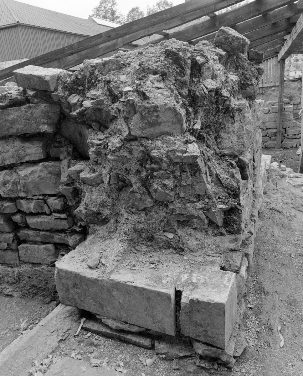Arkeologiske undersøkelser i kjellerruin vest for drengestua 1986-1989. Portalvange mellom trapperom og kjeller.