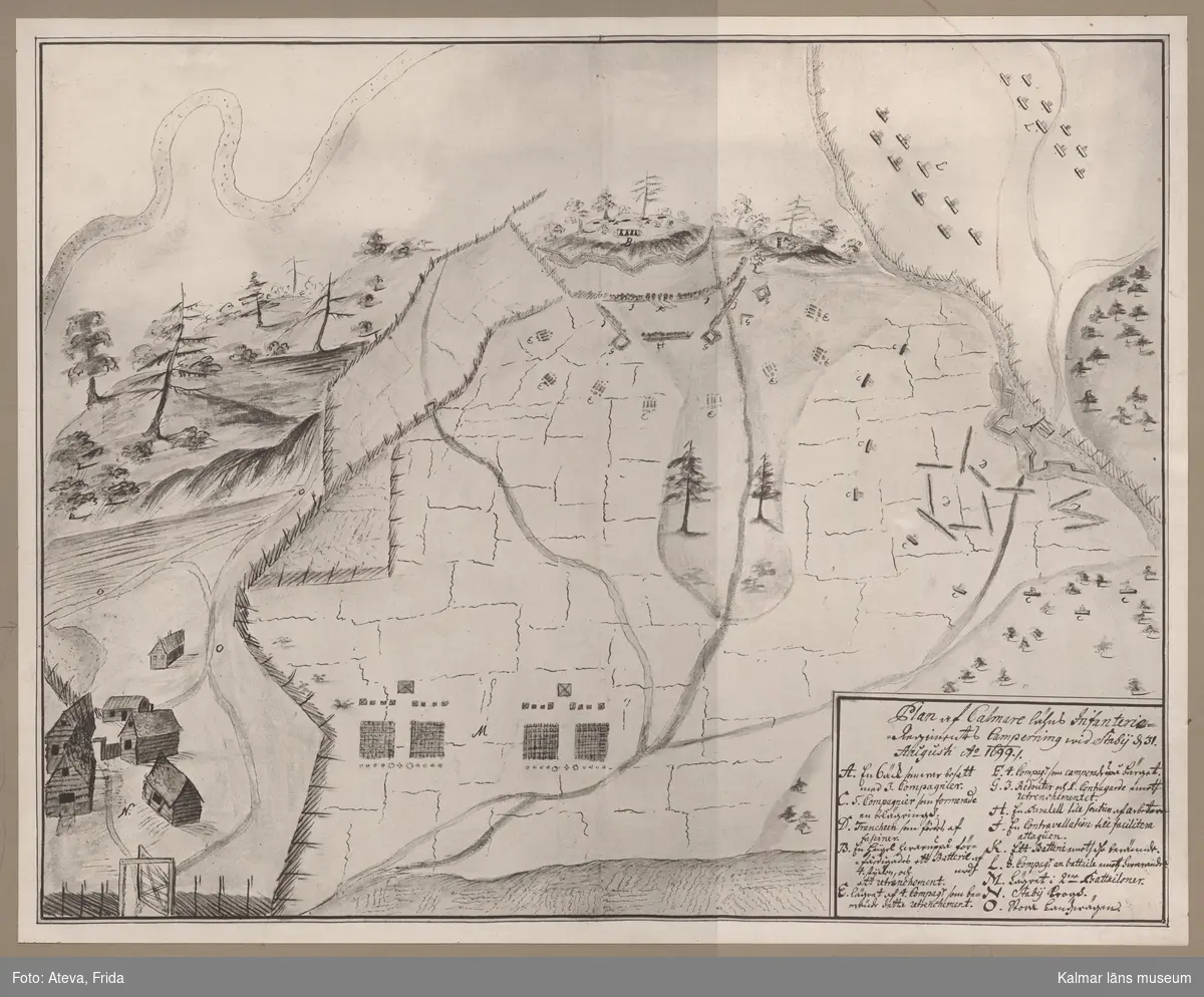 KLM 15803. Karta, fotokopia av militär kartskiss. Kartskissen visar förläggningsplatsen vid Staby den 31 augusti 1699. Textruta, i nedre högra hörnet, med beskrivning och bokstäver utplacerade på kartan. Fotokopian monterad på pappskiva.