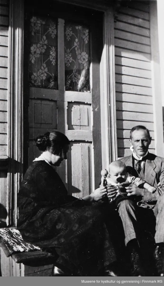 Nordvågen. Hilmar og Elise Sjøgren med sønnen Trygve på trappa til Johannes Klevstads bakeri. Ca. 1926.