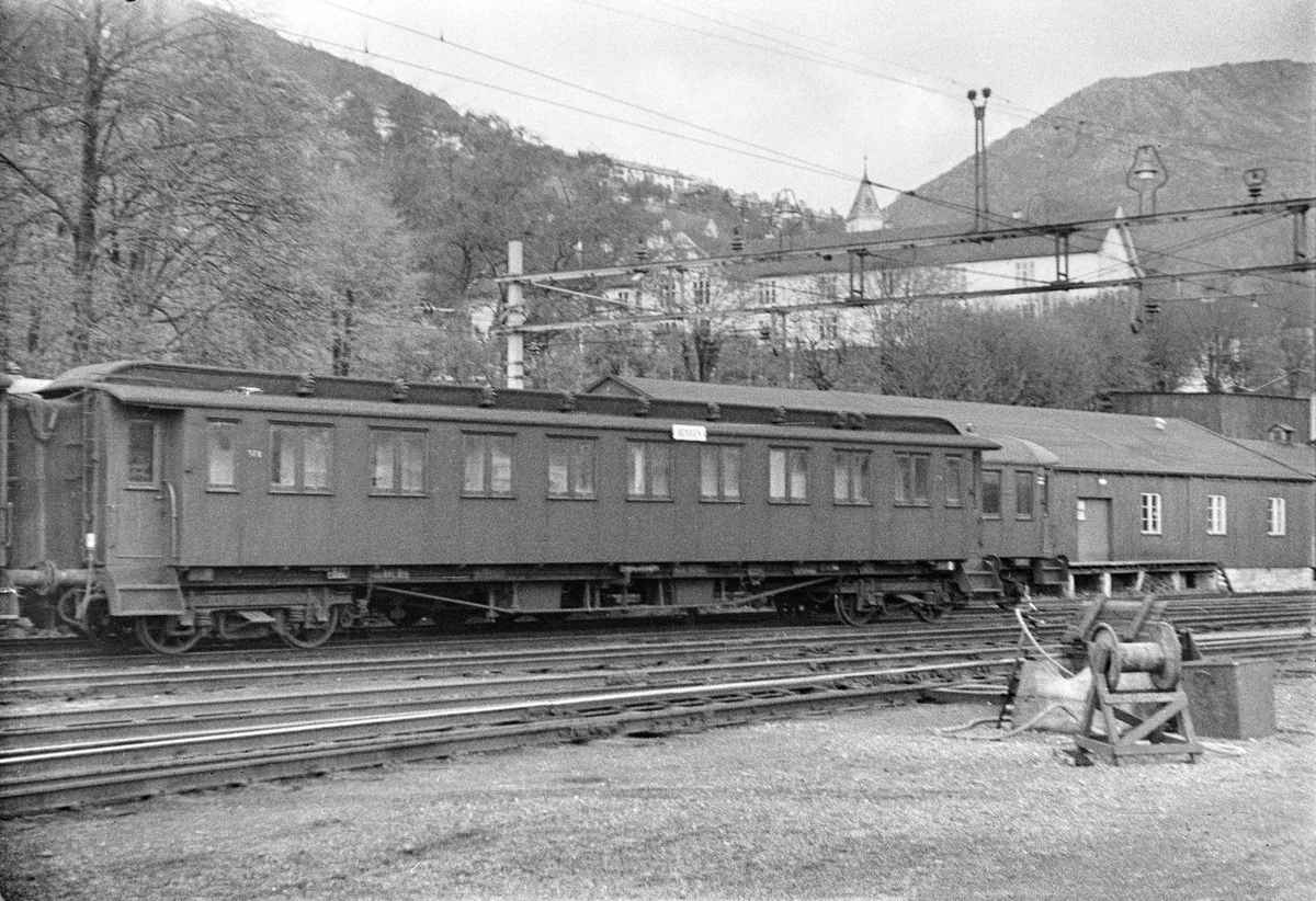 Personvogn litra Bo2a nr. 961 type 2 på Bergen stasjon.