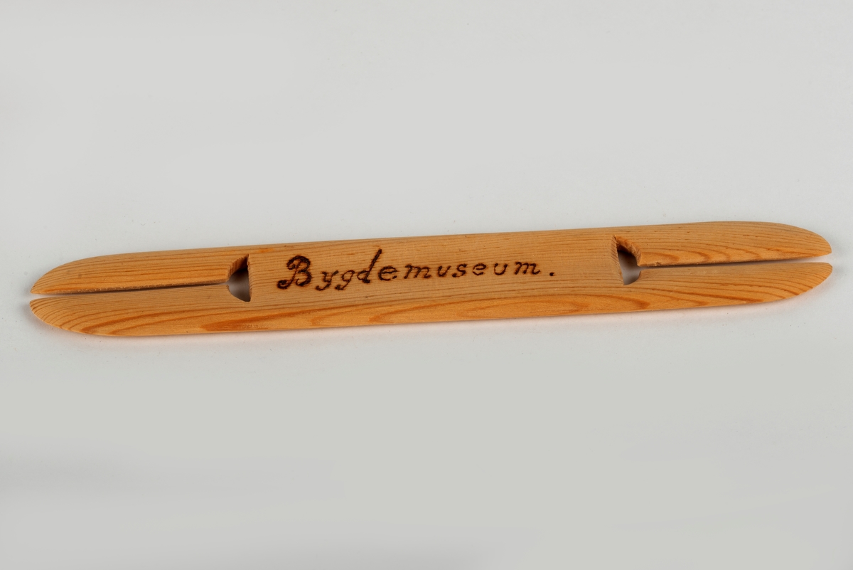 Garnnål i tre med "Frøya"inskripsjon, L:24cm