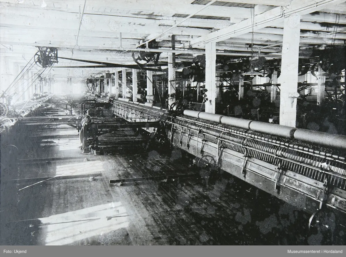 Spinneri. Foto frå produksjonen ved ullvarefabrikken, Dale Fabrikker i Vaksdal.